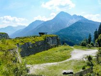 Festung Schlosskopf - Reutte - Von diesem imposanten Punkt aus startete im Jahr 1703 die Rückeroberung der Burg Ehrenberg (die Tiroler wollten sie von den Bayern zurück haben).  • © <a href="https://papa-wanderwolle.jimdofree.com/2020/10/06/burgenrunde-auf-dem-ehrenberg/" target="_blank">Wolfgang Berres auf papa.wanderwolle</a>